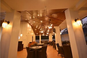 Se sirven desayunos, almuerzos y cenas; cocina local e internacional