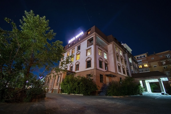 Fassade der Unterkunft – Abend/Nacht