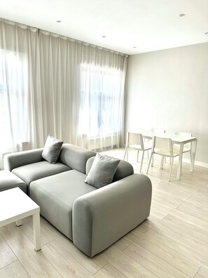 Suite, City View | Bar mini, meja, langsir/tirai gelap terus, kalis bunyi 