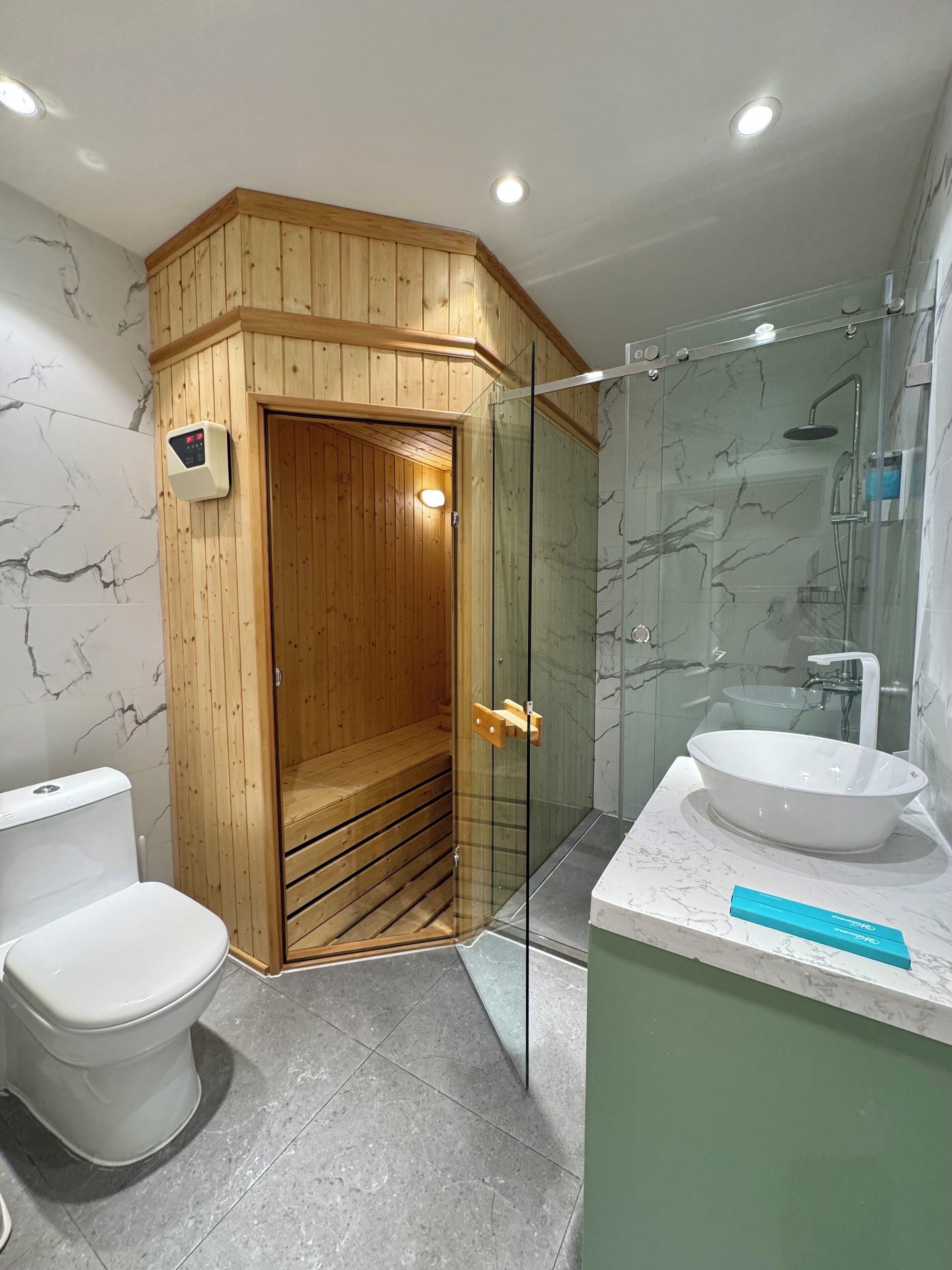 Exclusive Double Room | Bathroom | Slippers, towels