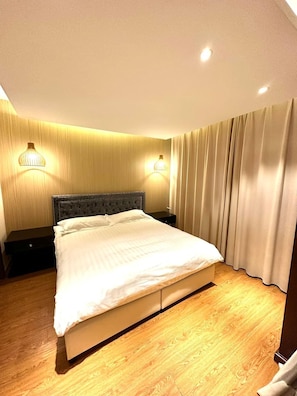 Familienapartment | Minibar, Schreibtisch, Verdunkelungsvorhänge, schallisolierte Zimmer