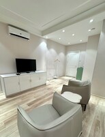 独特双人房 | 迷你吧、办公桌、遮光窗帘、隔音