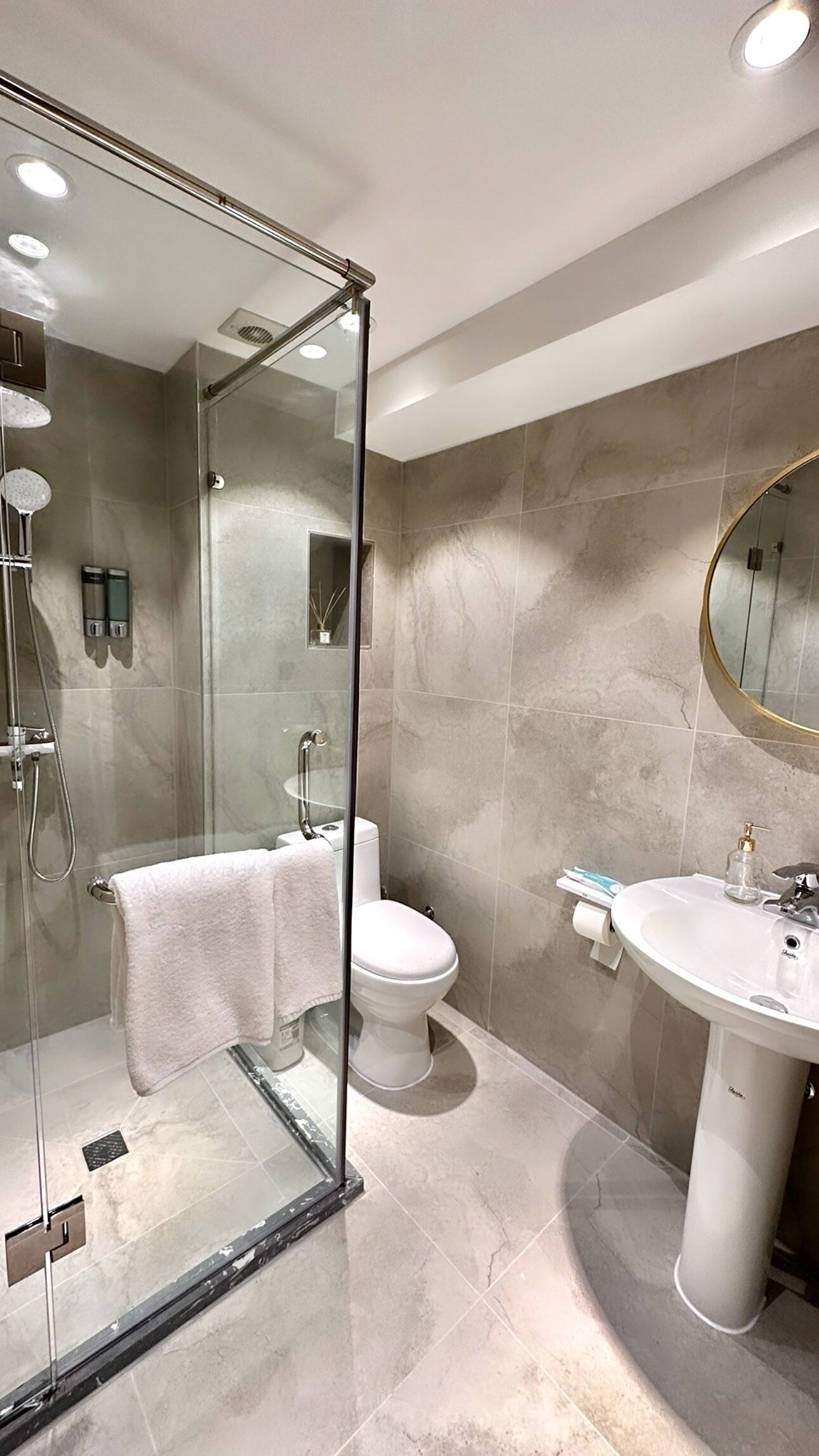 Superior-Doppelzimmer | Badezimmer | Hausschuhe, Handtücher