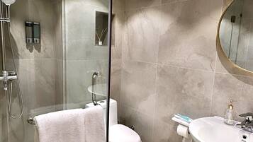 Superior-Doppelzimmer | Badezimmer | Hausschuhe, Handtücher