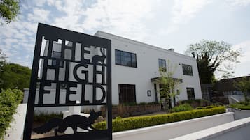 Un edificio moderno con un letrero que dice "HIGH FIELD".