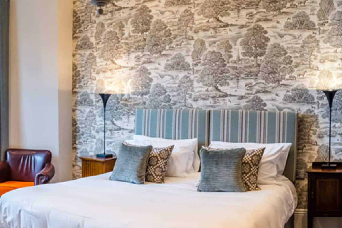 premium room | individually decorated, individually furnished, desk, iron/ironing board