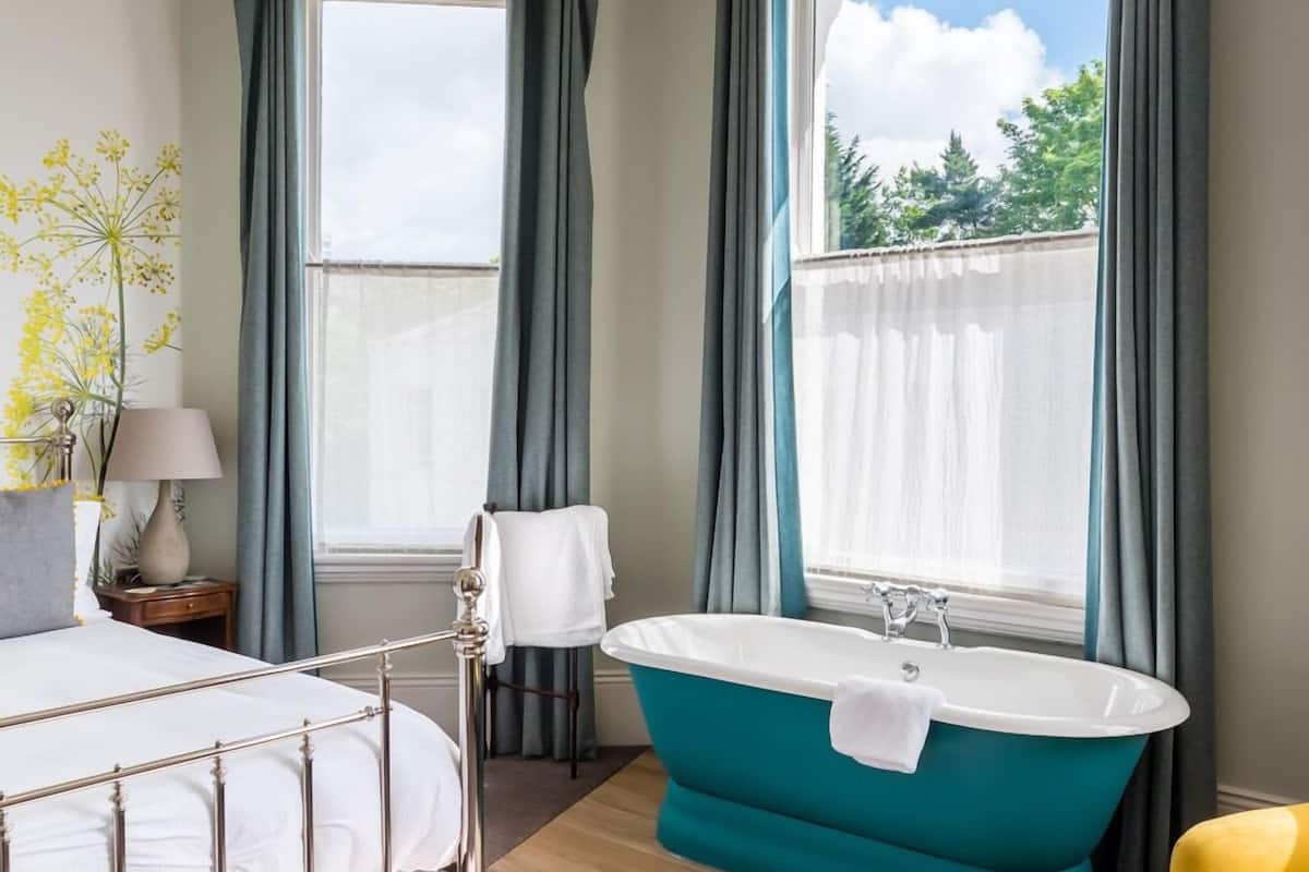 premium double room, bathtub | individually decorated, individually furnished, desk, iron/ironing board