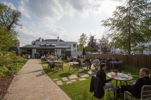 Lunch and dinner served, British cuisine