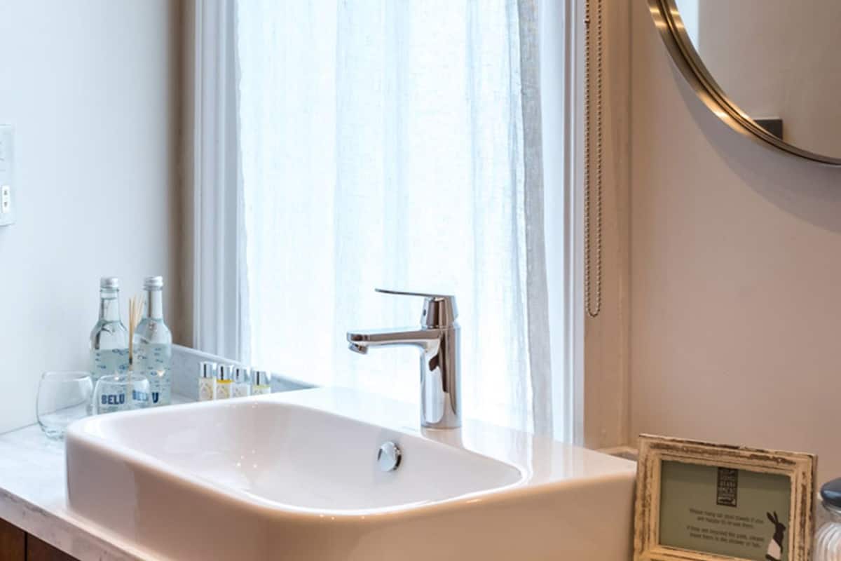 comfort double room single use (cozy) | bathroom sink