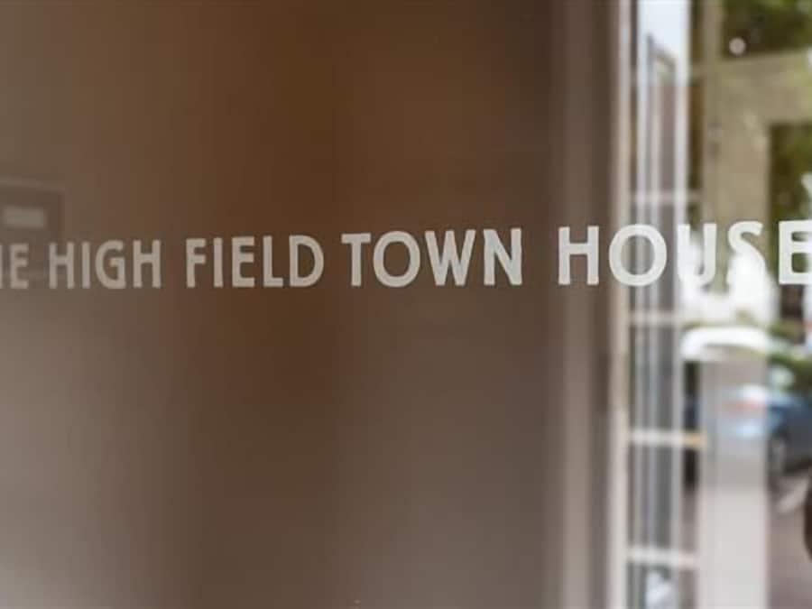 Un letrero con el texto 'THE HIGH FIELD TOWN HOUSE'.