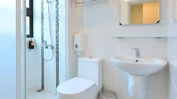 Shower, rainfall showerhead, free toiletries, hair dryer