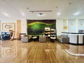 Coin salon dans le hall