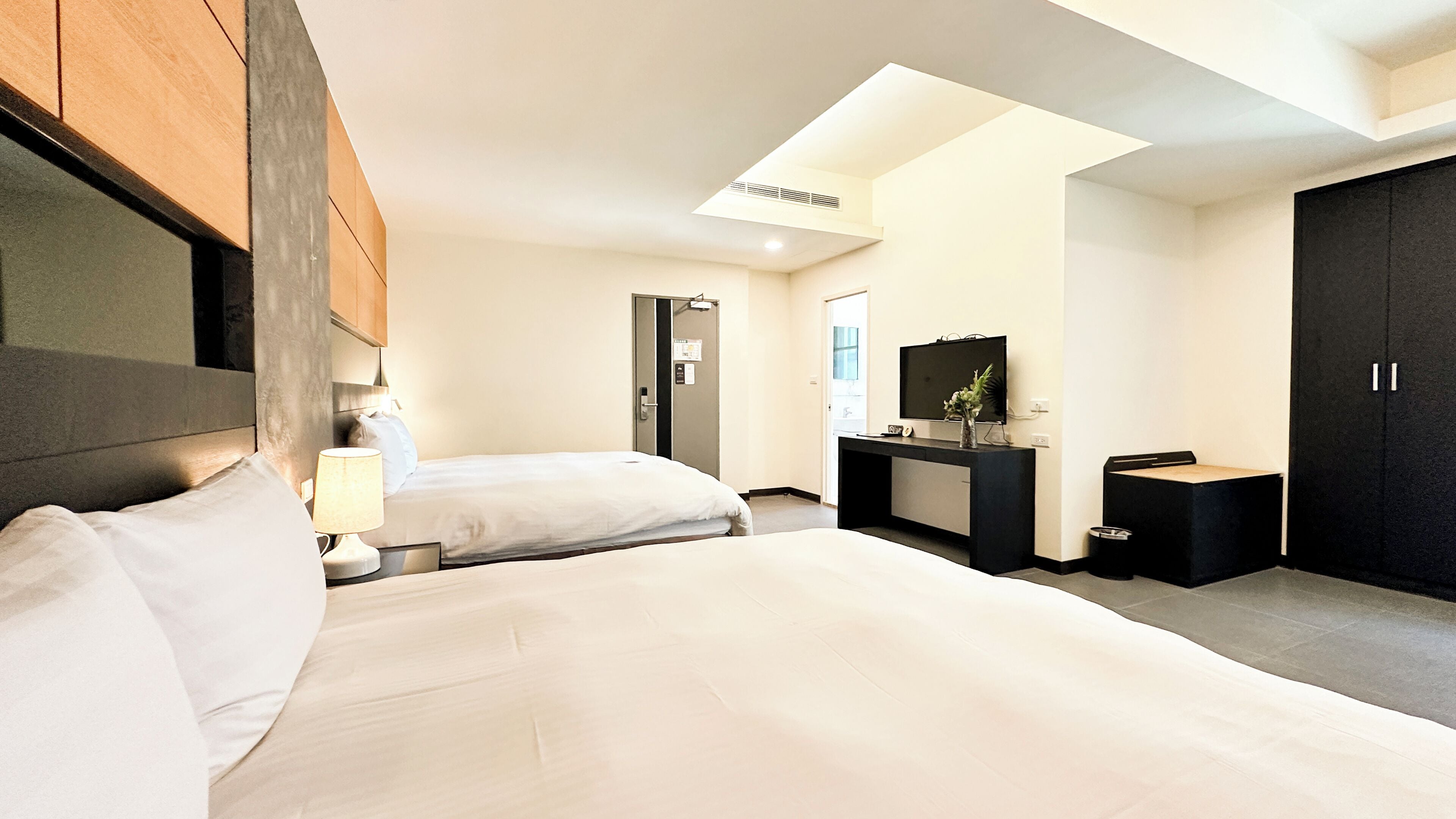 Family Quadruple Room, 2 Katil Ratu (Queen) | Gebar bulu kapas, meja, langsir/tirai gelap terus, kalis bunyi 