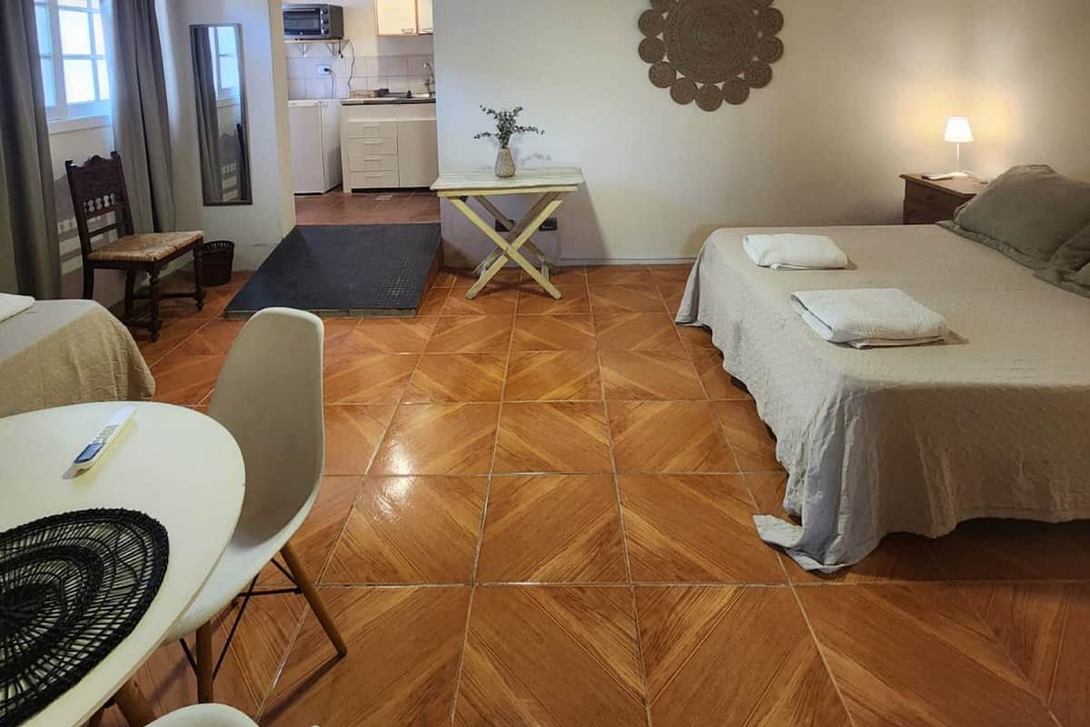 1 habitación, cubrecamas, wifi gratis y ropa de cama
