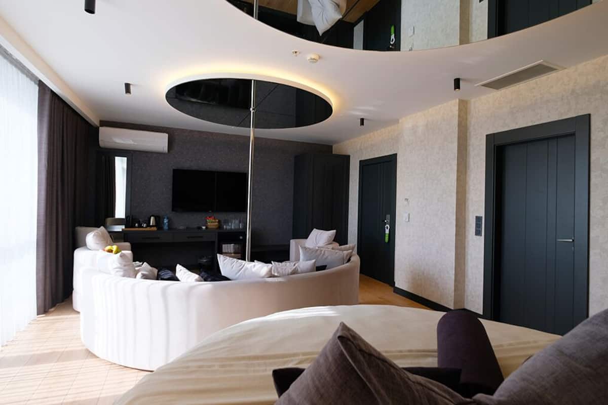 Junior suite, balkon | 1 slaapkamer, luxe beddengoed, donzen dekbedden, een minibar