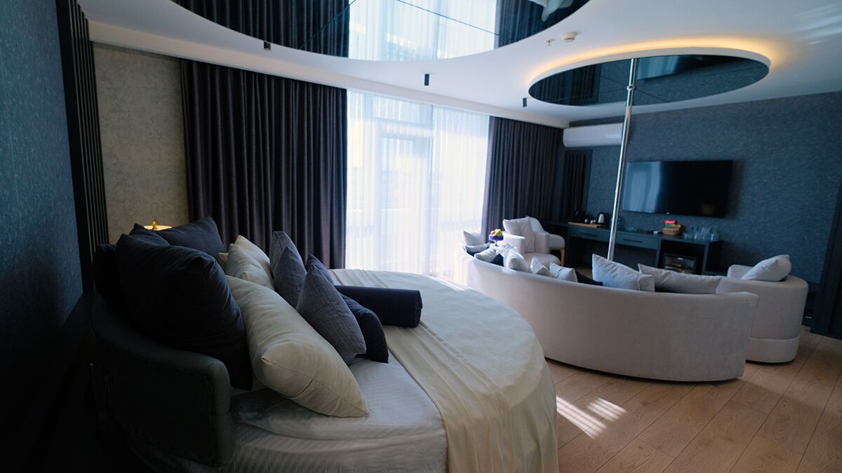 Ropa de cama de alta calidad, cubrecamas y minibar 