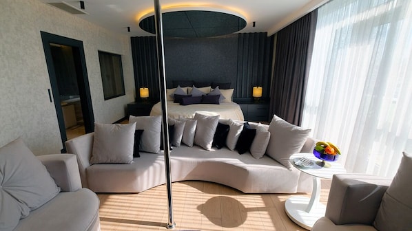 Suite Junior, balcon | Coin séjour | Télévision