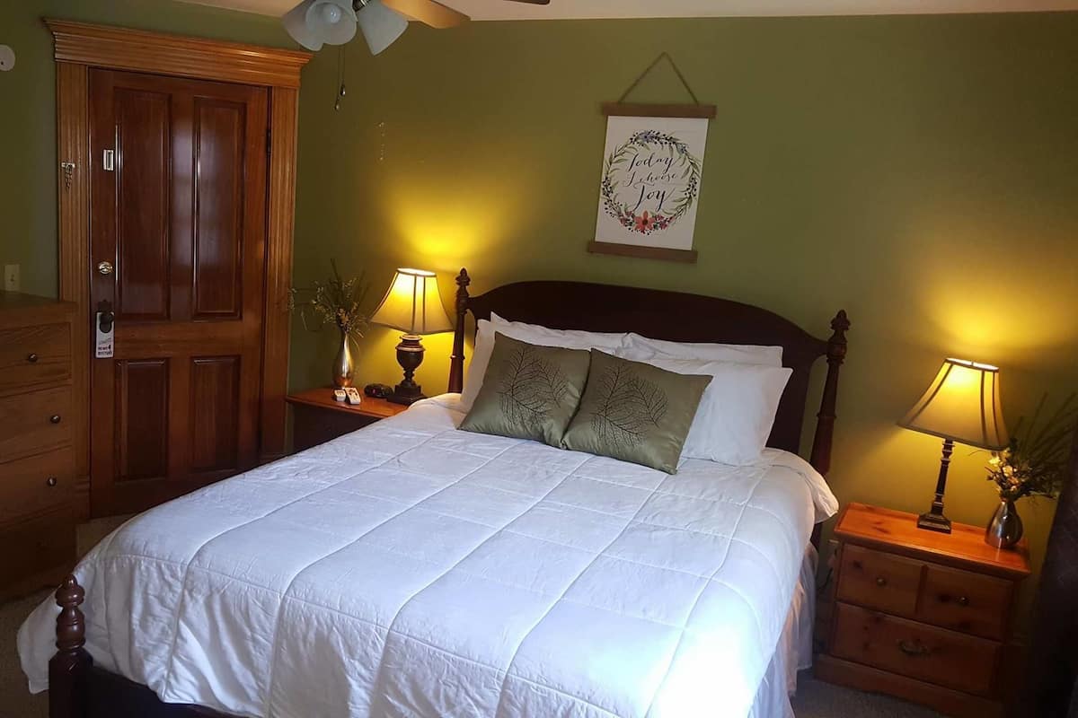 Classic Room, 1 Queen Bed | Premium bedding, pillow-top beds, individually decorated