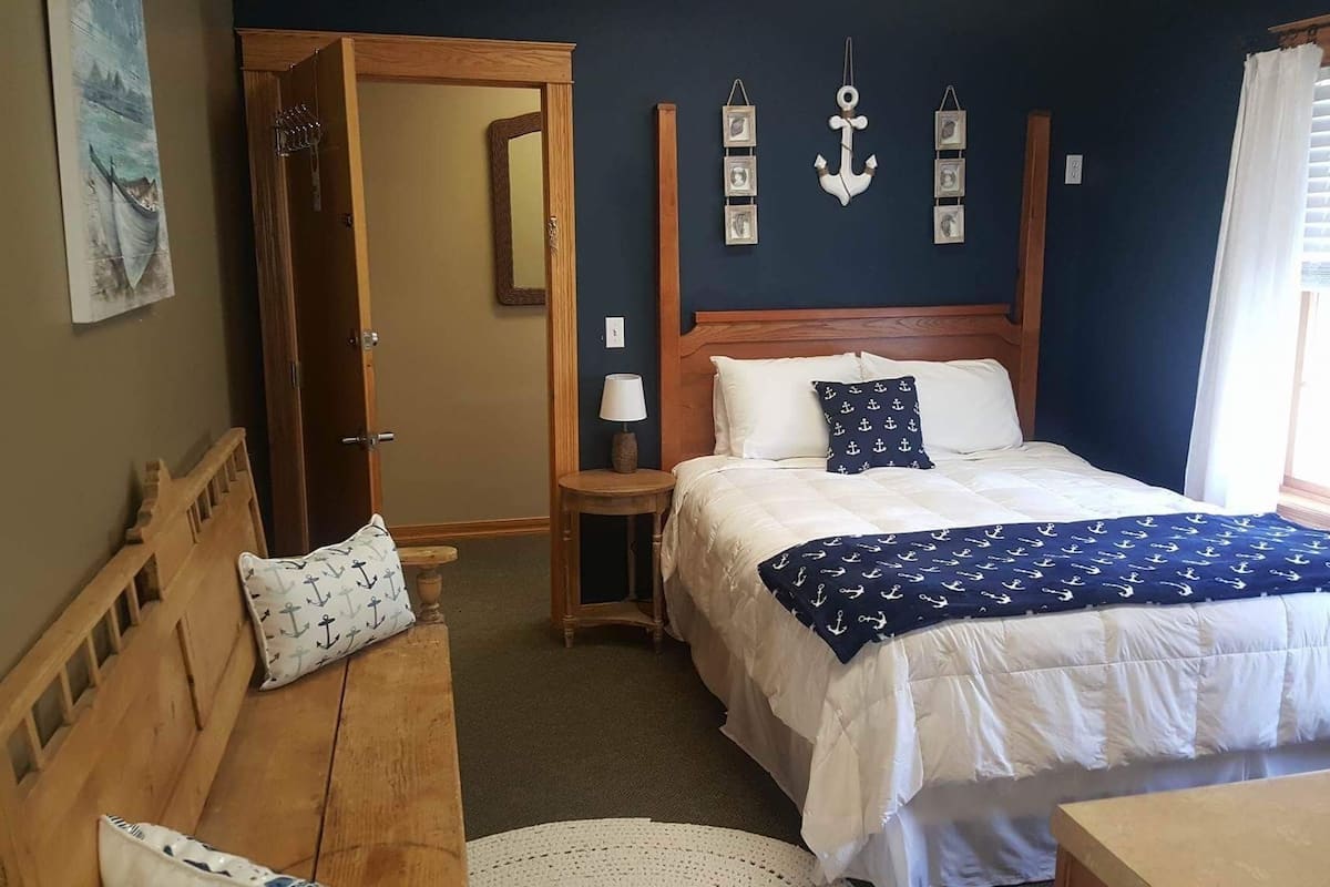 Traditional Room, 1 Queen Bed | Premium bedding, pillow-top beds, individually decorated