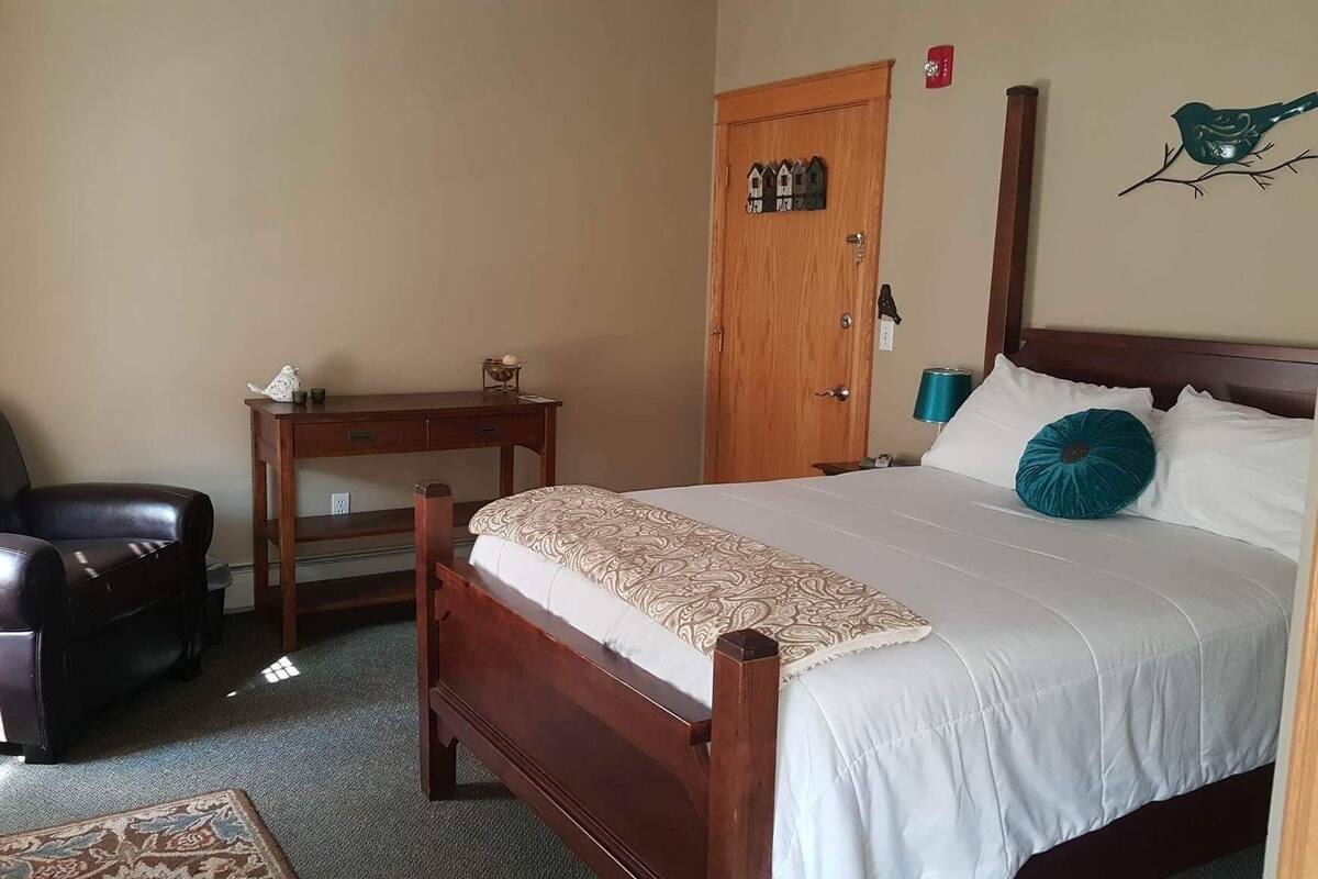 Design Room, 1 Queen Bed | Premium bedding, pillow-top beds, individually decorated