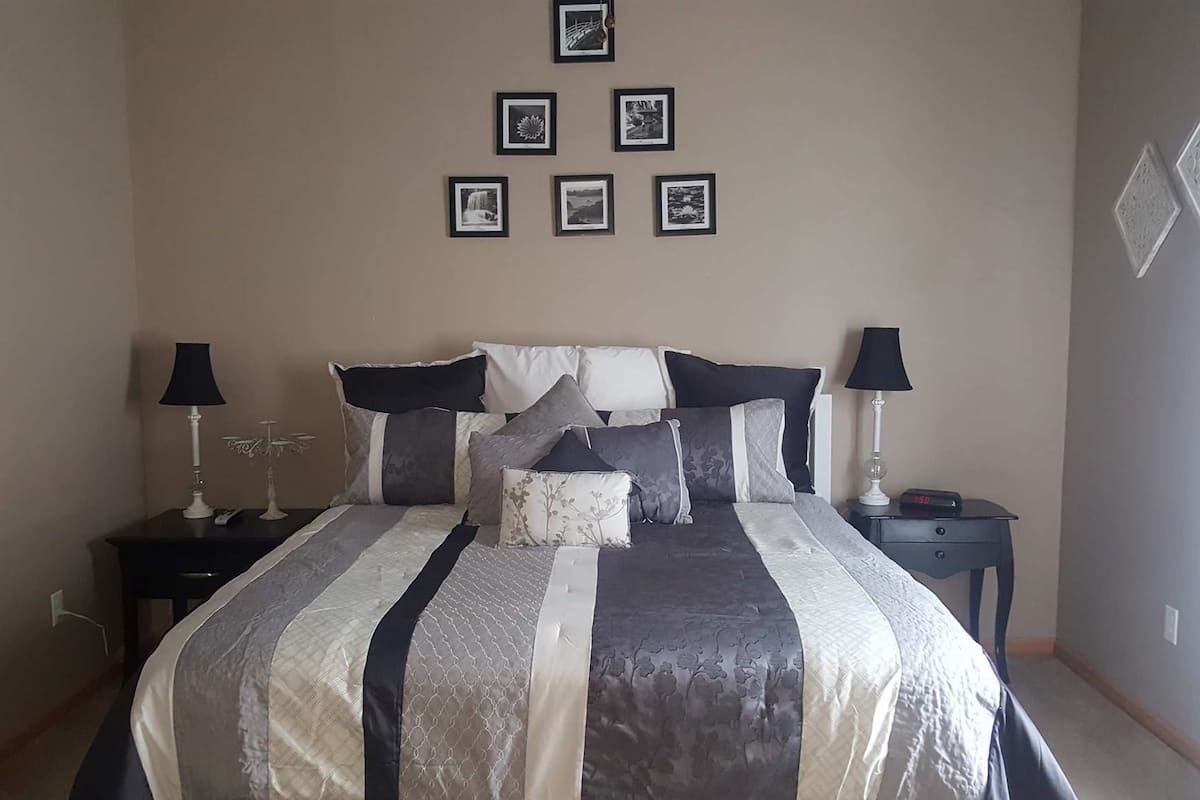 Premier House, 1 Bedroom | Premium bedding, pillow-top beds, individually decorated