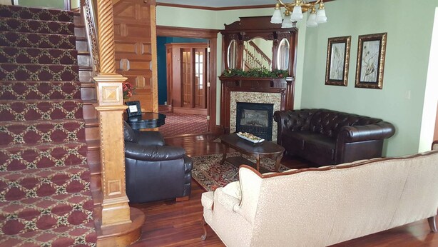 Lobby sitting area - The Bradford Inn (Towanda)
