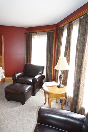 Deluxe Room, 2 Queen Beds, River View | Living area