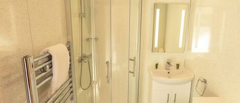 Standard-Villa, 2Â Schlafzimmer (No pets) | Badezimmer | Komfortbadewanne, kostenlose Toilettenartikel, Haartrockner, HandtĂŒcher