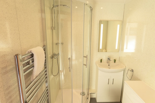 Bañera profunda, artículos de tocador gratuitos, secador de pelo