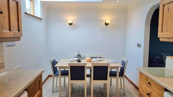 Standard Villa, 2 Bedrooms (dog friendly) | 私人廚房 | 大型雪櫃/冰箱、微波爐、焗爐、爐具
