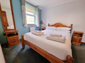 2 bedrooms, in-room safe, individually decorated, individually furnished - Tregurrian Villas (Newquay)