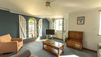 Villa Standard, 2 camere da letto (No pets) | Area soggiorno | TV a schermo piatto, lettore DVD