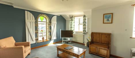 Standard-huvila, 2 makuuhuonetta (No pets) | Oleskelualue | Taulutelevisio, DVD-soitin