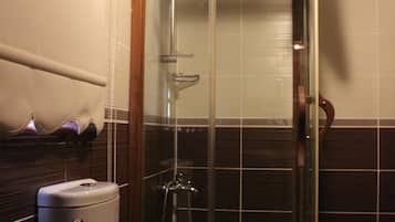 Traditional Room, 1 Bedroom | Bathroom | Shower, free toiletries, hair dryer, bathrobes