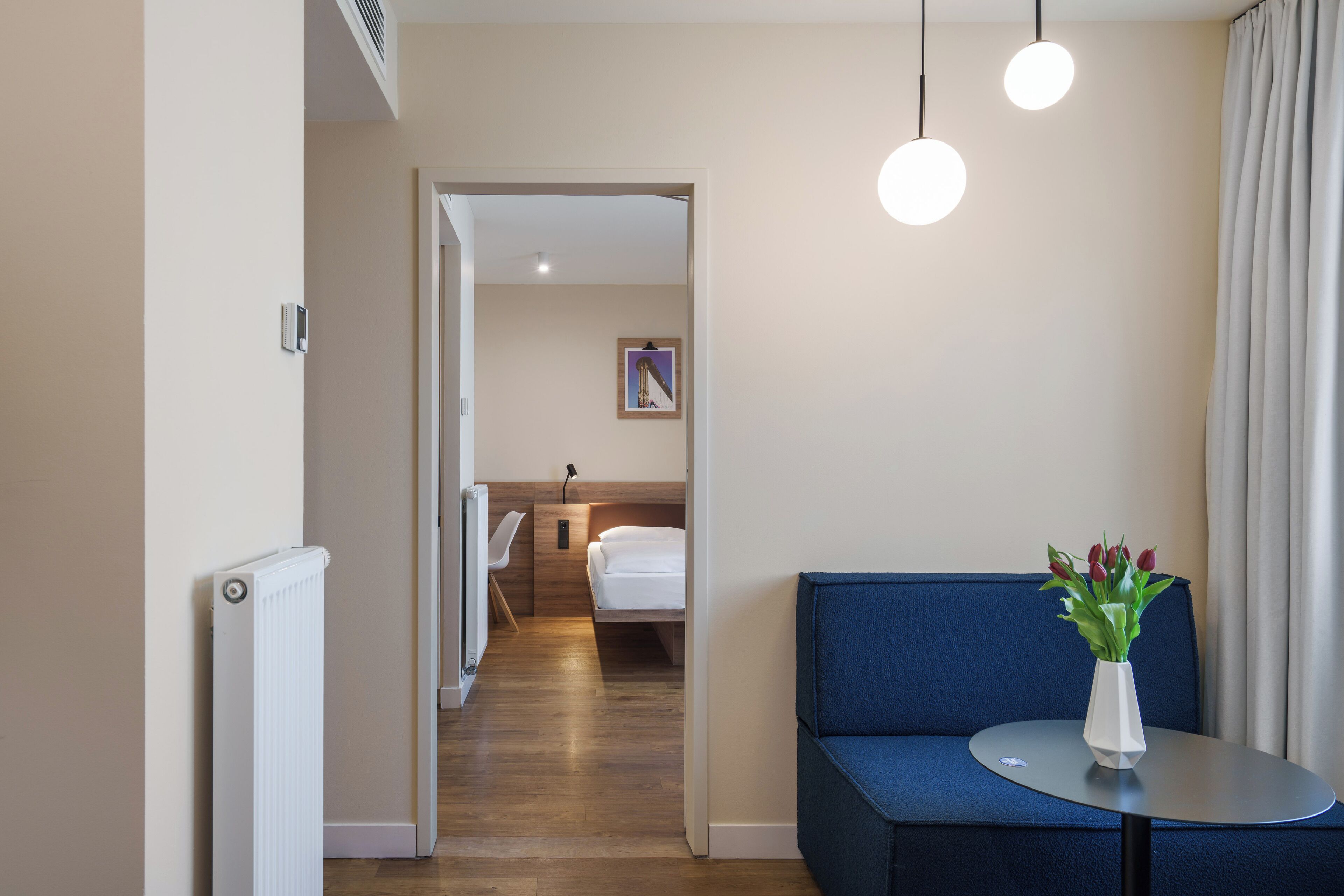 Perhehuone | Oleskelualue | 40–tuumainen taulutelevisio, jossa satelliittikanavat