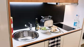 Réfrigérateur, micro-ondes, plaque de cuisson, lave-vaisselle