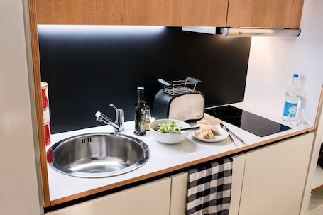 Refrigerador, microondas, placa de cocina, lavavajillas