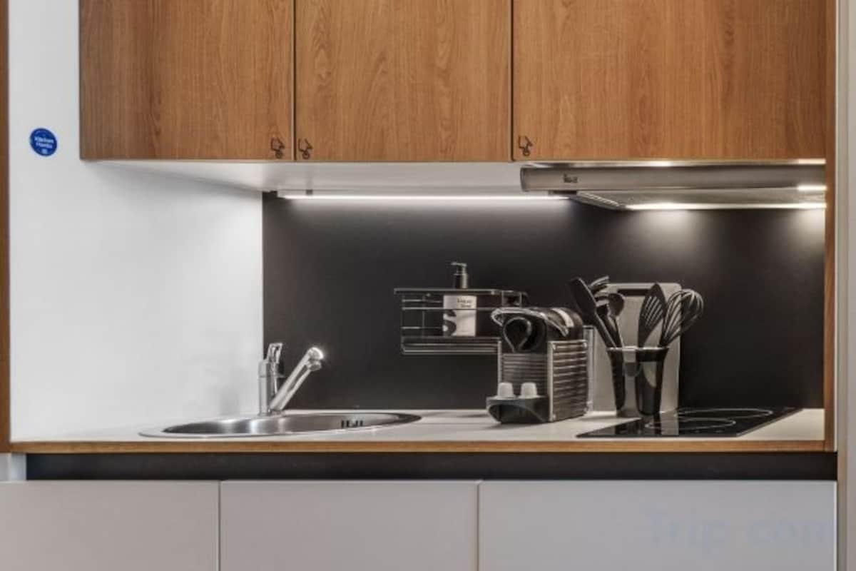Cafetière/bouilloire, réfrigérateur, micro-ondes, plaque de cuisson