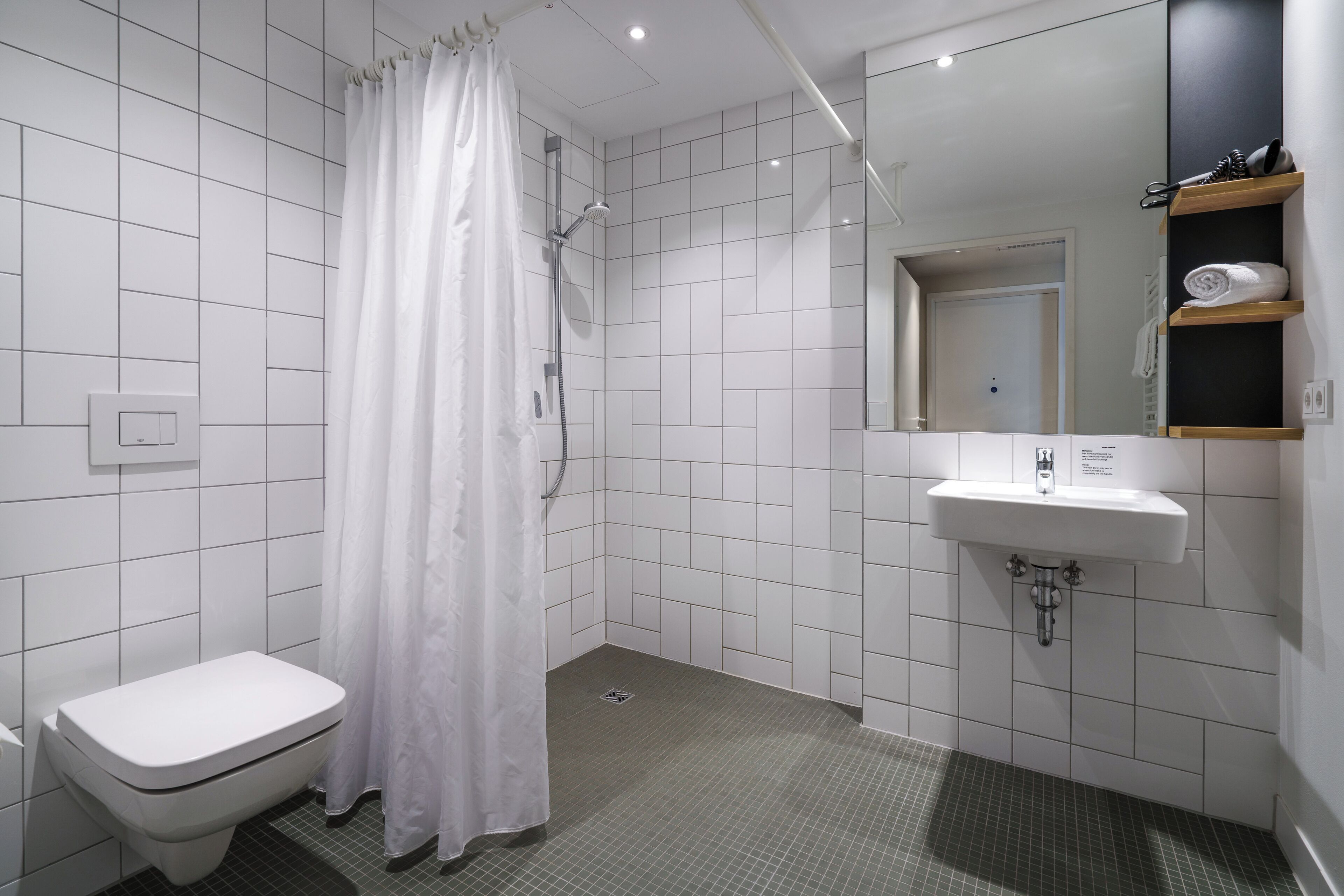 Suihku, hiustenkuivaaja, pyyhkeet