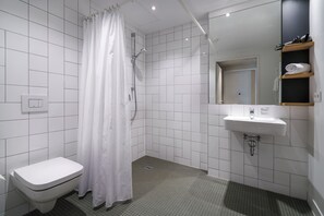 Regadera, secadora de cabello, toallas 