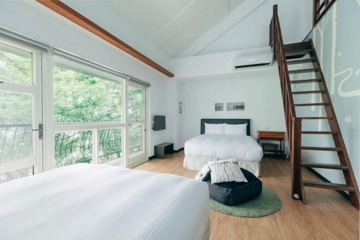 Blackout curtains, soundproofing, free WiFi, bed sheets