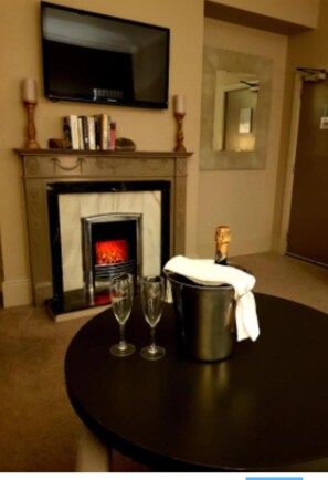 Bronte Suite | Living area | Flat-screen TV - The Enniskillen Hotel and Motel (Enniskillen)