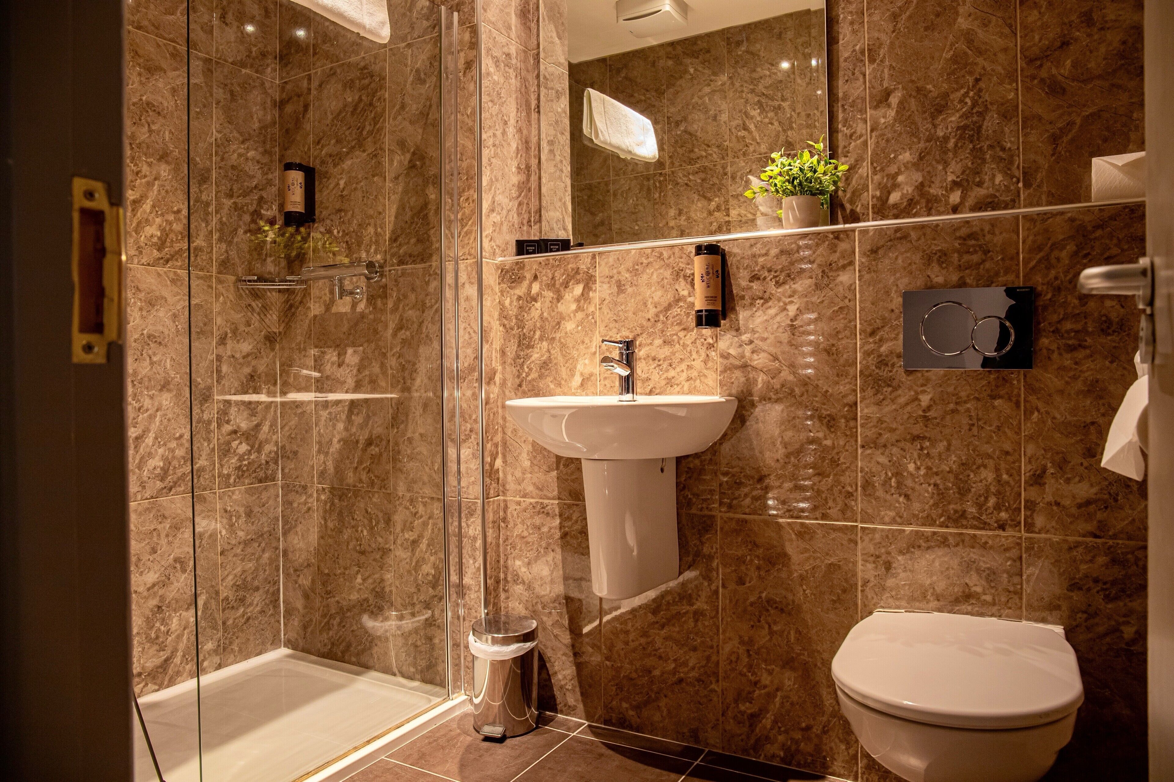Classic Double Room | Bathroom | Shower, free toiletries, towels