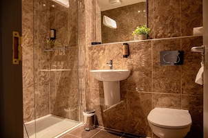 Habitación clásica doble | Baño | Ducha, artículos de higiene personal gratuitos y toallas