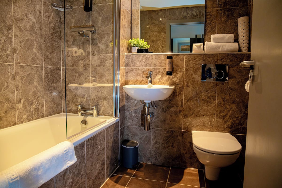 superior twin room | bathroom | shower, free toiletries, towels