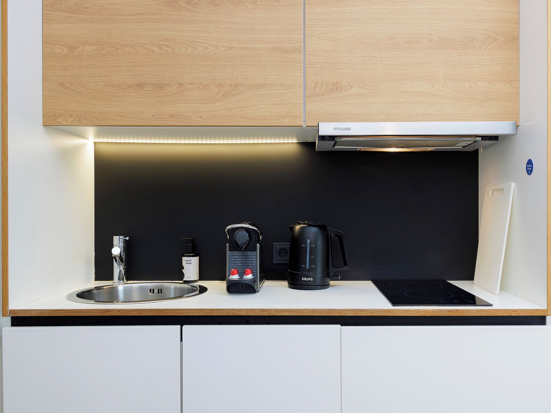 Studio | Private kitchen | Fridge, microwave, stovetop, dishwasher