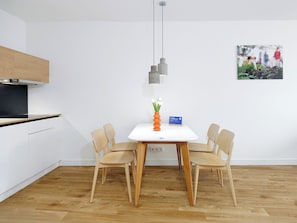 Decoración personalizada, muebles diferentes y cortinas blackout 