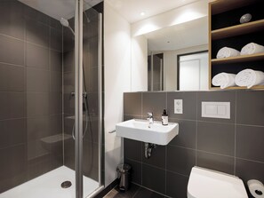 Shower, hair dryer, towels - smartments Berlin Karlshorst (Berlin)