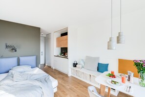 Decoración personalizada, muebles diferentes y cortinas blackout 