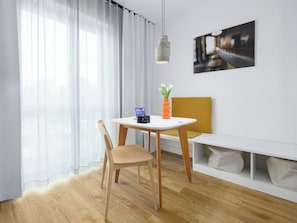 Decoración personalizada, muebles diferentes y cortinas blackout 